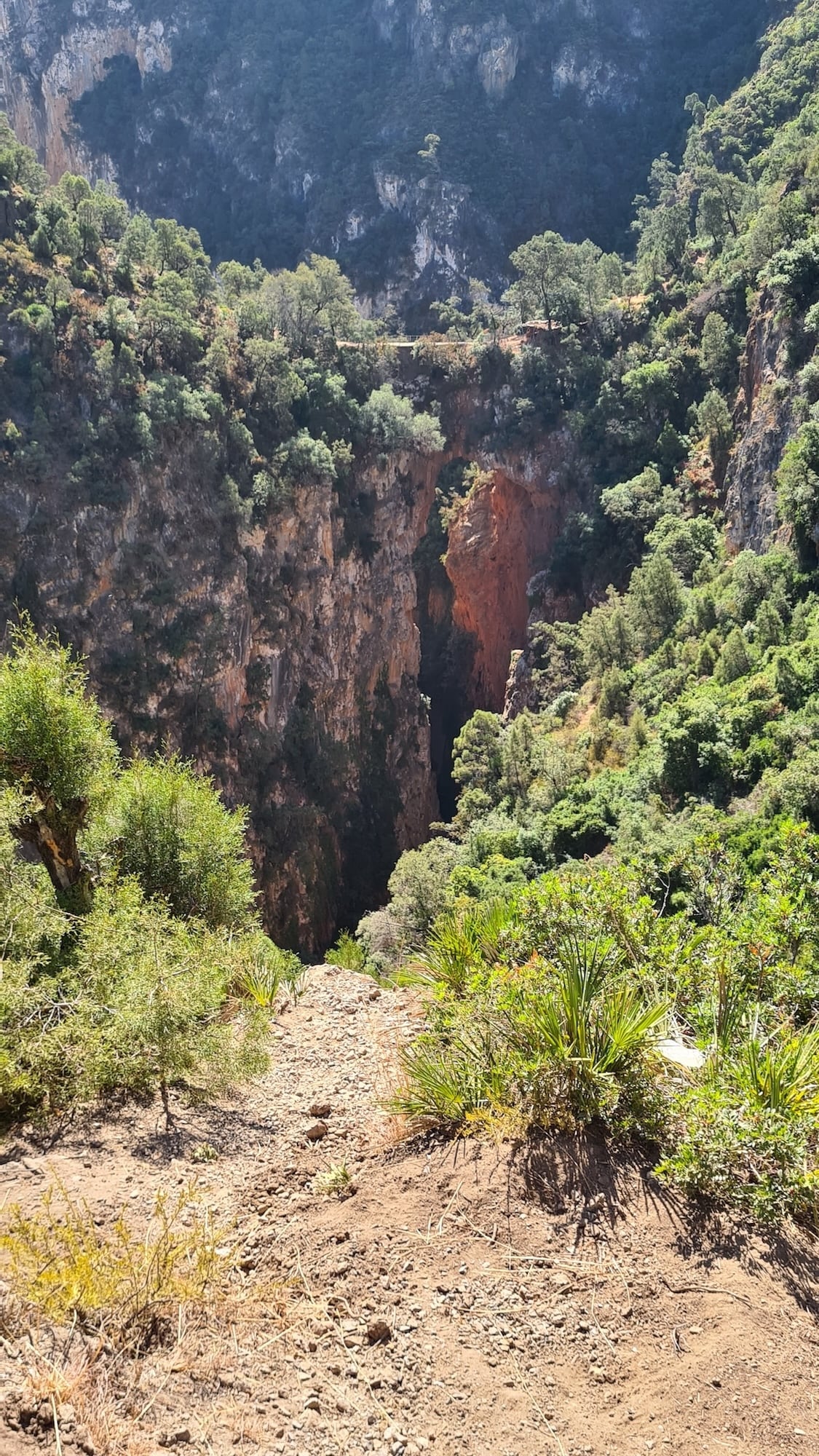 Wie ein magisches Auge im Fels